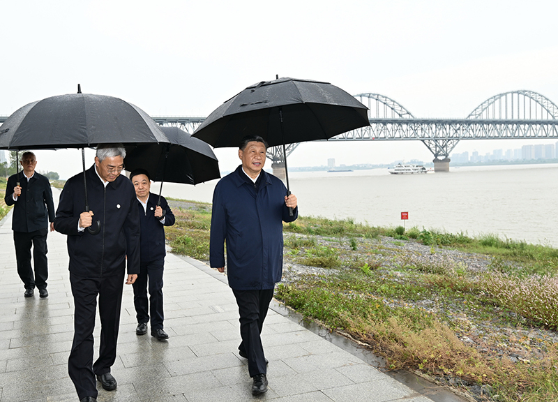 2023年10月10日，習(xí)近平總書記在江西省九江市長(zhǎng)江國(guó)家文化公園九江城區(qū)段考察時(shí)，冒雨沿江堤步行察看沿岸風(fēng)貌。